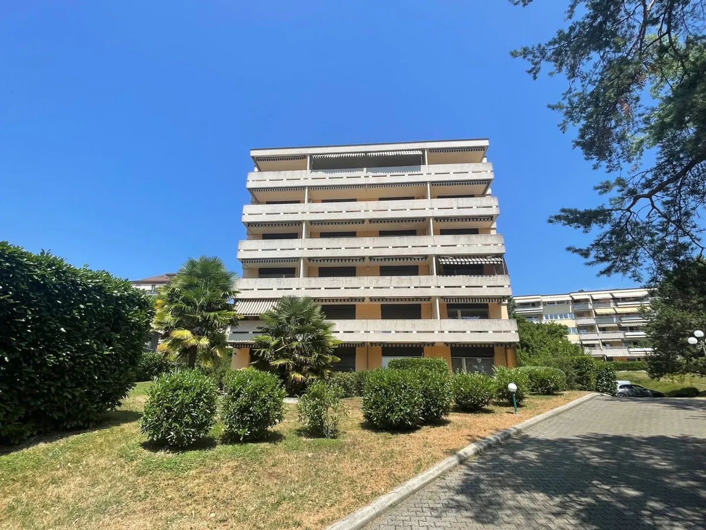 APPARTEMENT DE 1,5 PIECES AVEC TRES BONNE SITUATION ET BELLE VUE SUR LE LAC ET LES MONTAGNES - Photo 2 sur 11