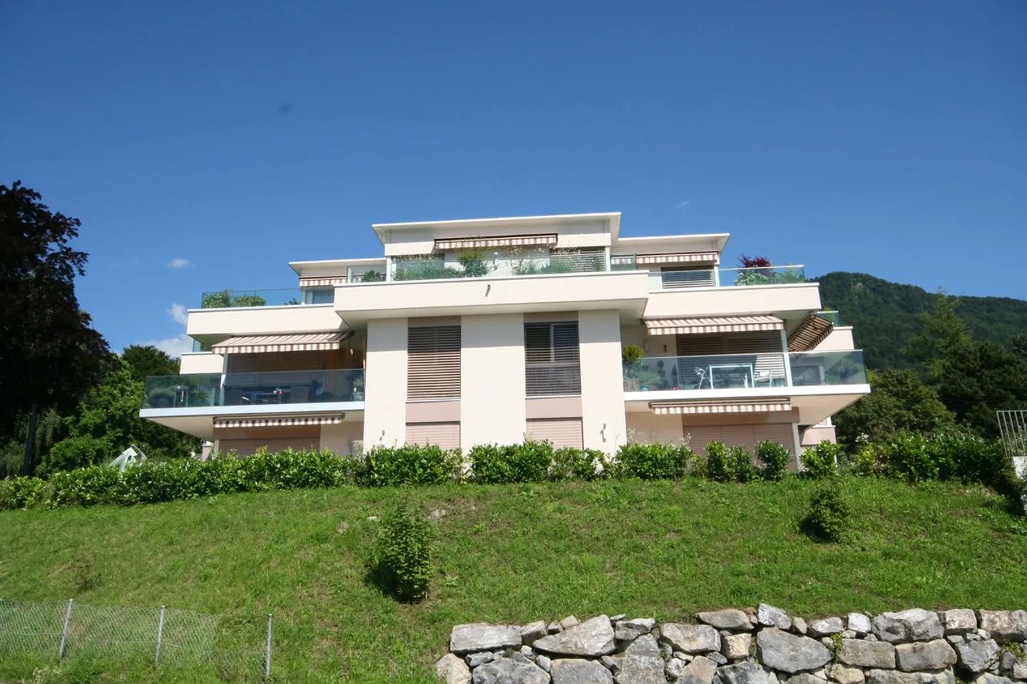 GERÄUMIGE 5,5-ZIMMER-WOHNUNG MIT UNVERBAUBAREM PANORAMABLICK - Foto 4 von 13