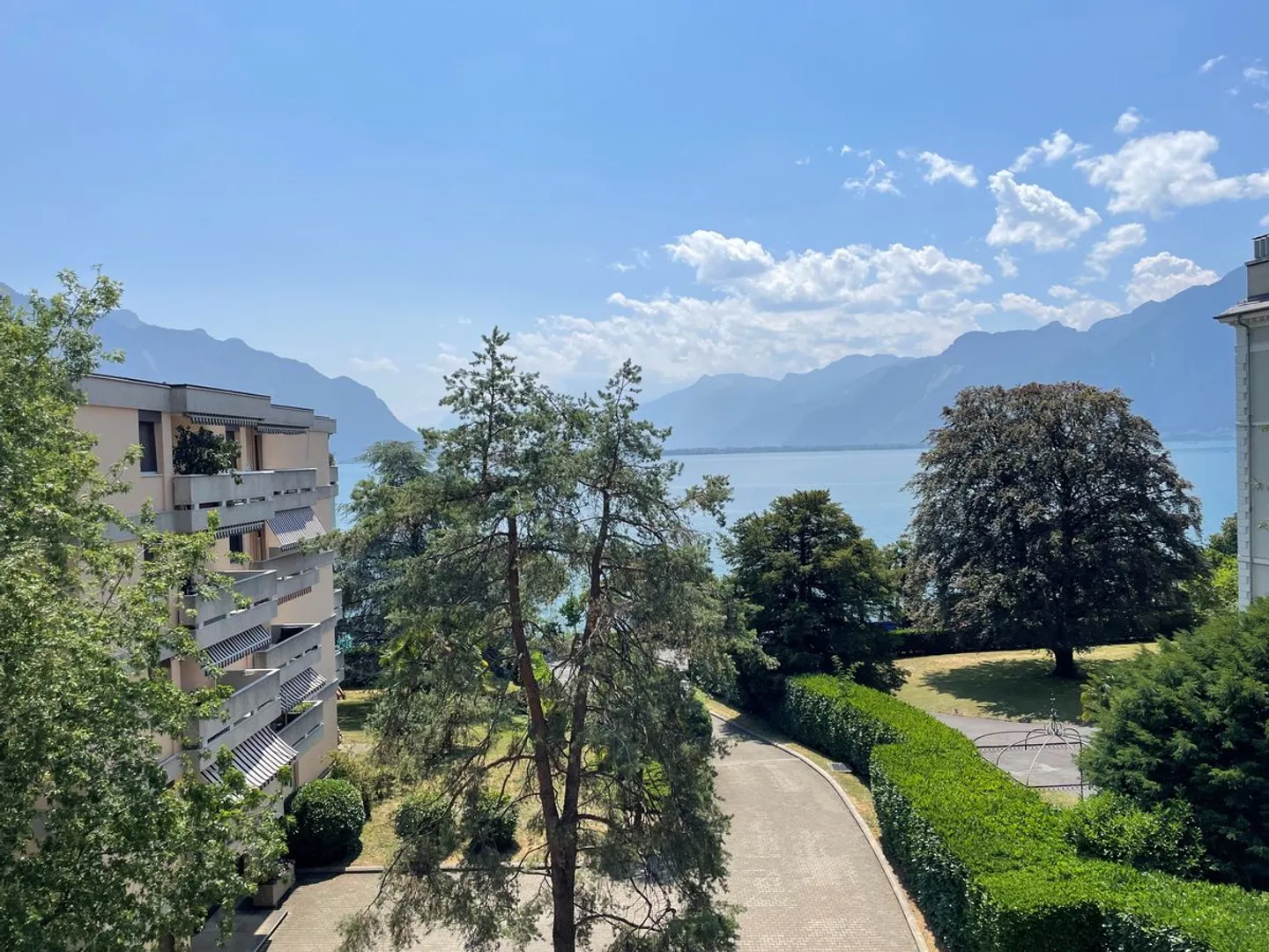 APPARTEMENT DE 1,5 PIECES AVEC TRES BONNE SITUATION ET BELLE VUE SUR LE LAC ET LES MONTAGNES - Photo 1 sur 11