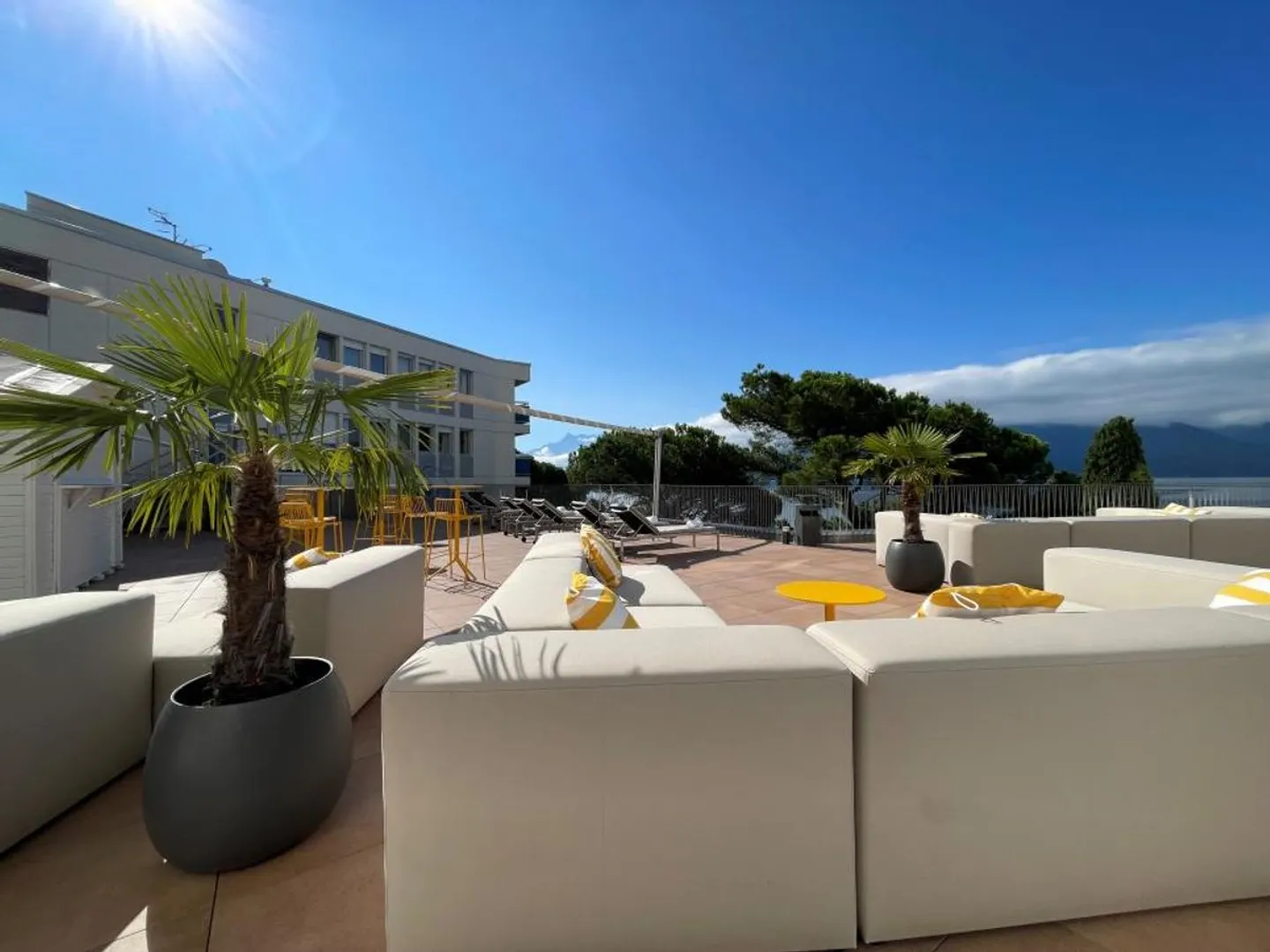 LARGE FURNISHED ROOM IN HOTEL MONA - Photo 2 of 5