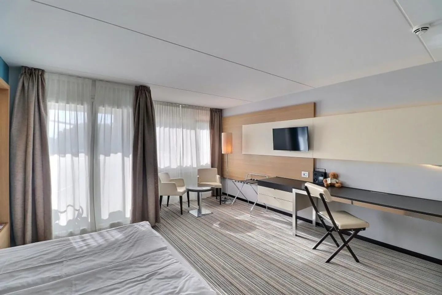 LARGE FURNISHED ROOM IN HOTEL MONA - Photo 1 of 5