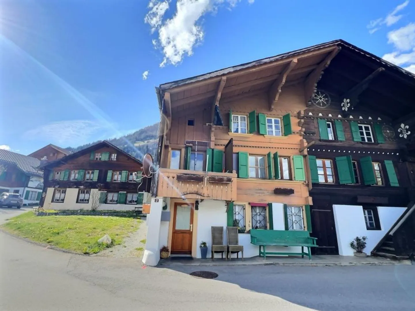 Spécial investisseurs : chalet mitoyen avec 3 appartements - Photo 1 sur 5