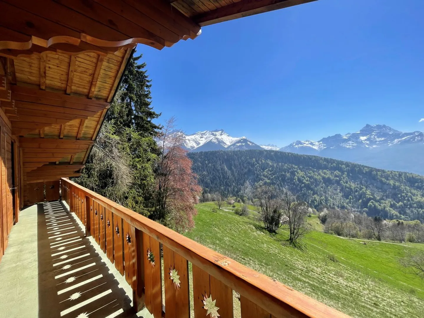 GRAND CHALET OF 9 ROOMS WITH A POOL IN A VERY QUIET NEIGHBORHOOD WITH GRAND PANORAMIC VIEW - Photo 3 of 13
