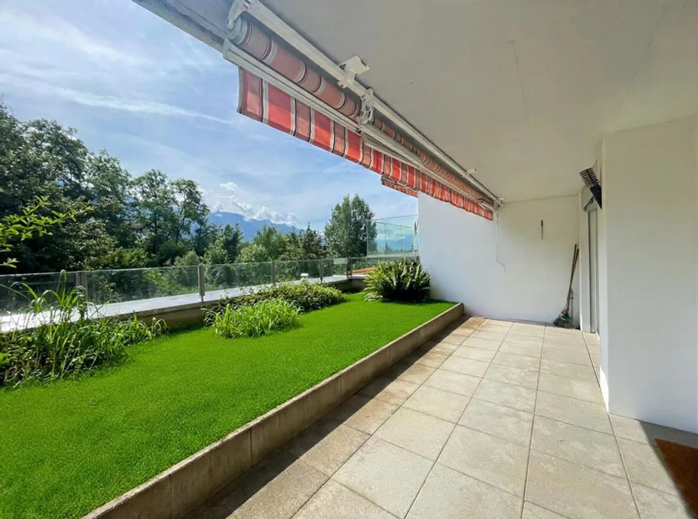 JOLI APPARTEMENT DE 4,5 PIECES RENOVE AVEC UNE TERRASSE ET UN JARDIN - Foto 3 von 13