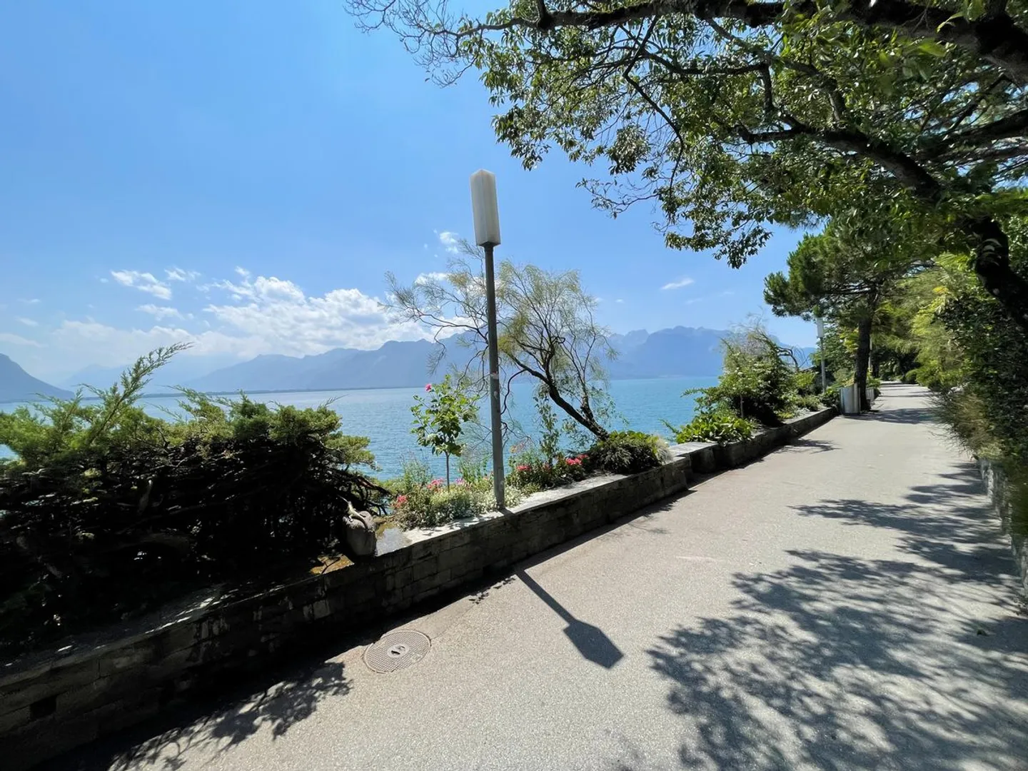 1.5 ROOM APARTMENT IDEALLY LOCATED WITH A VERY BEAUTIFUL UNOBSTRUCTED VIEW OF THE LAKE AND THE MOUNTAINS 150 M FROM THE QUAYS OF MONTREUX - Photo 12 of 13