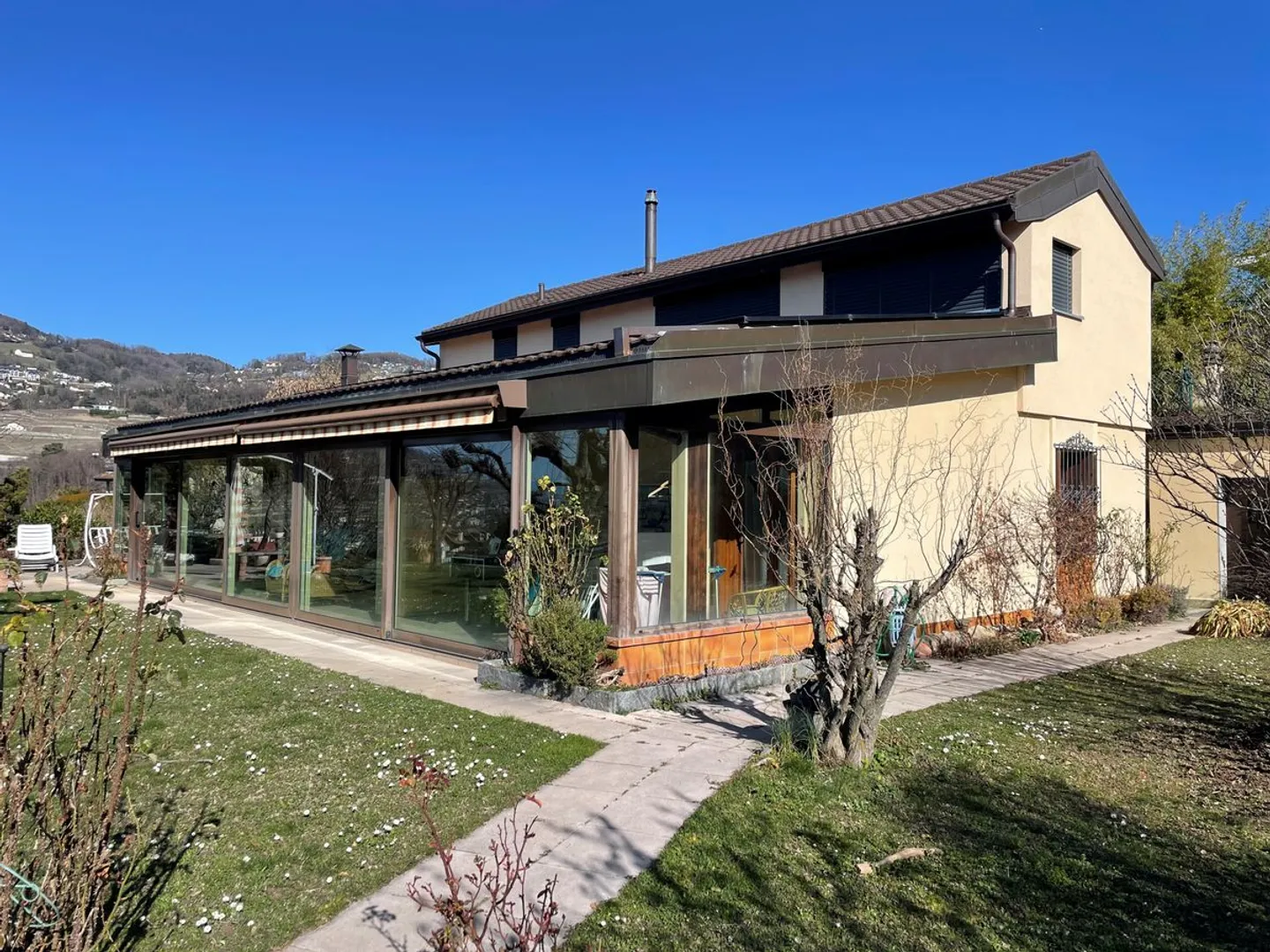 Jolie maison individuelle avec vue sur le lac - Photo 1 sur 13