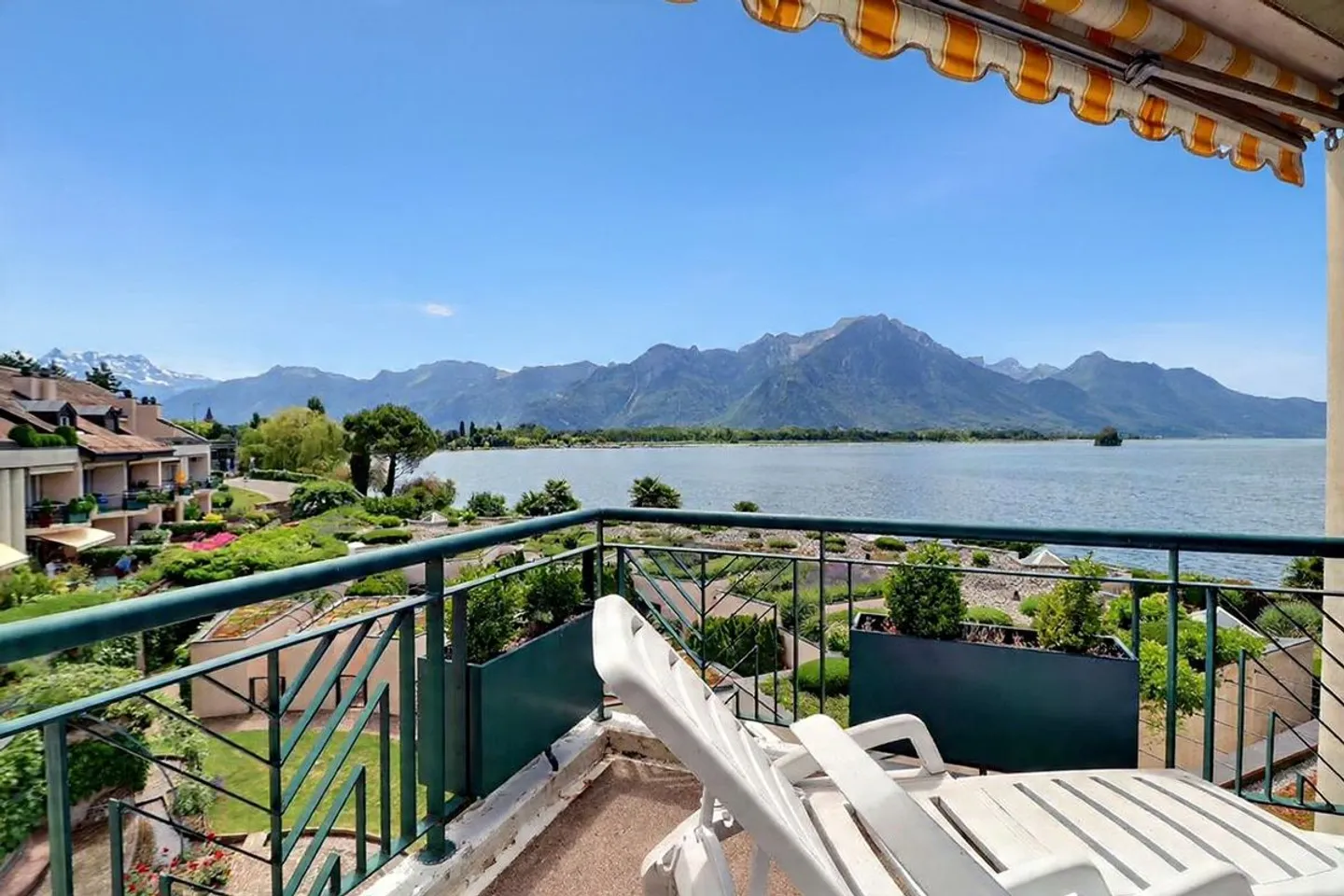 JOLI APPARTEMENT DE 4,5 PIECES AU BORD DU LAC AVEC TRES BELLE VUE PANORAMIQUE - Photo 1 of 12
