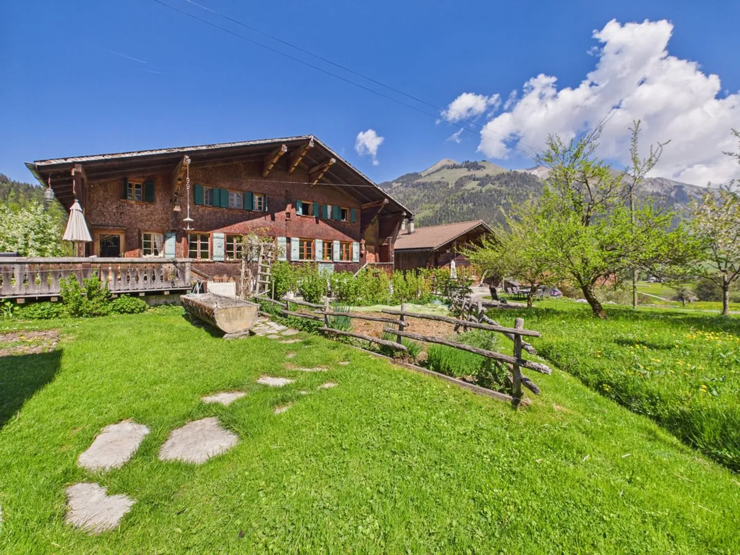 Rara opportunità di un antico chalet in vendita a Château-d'Oex - Foto 1 di 13