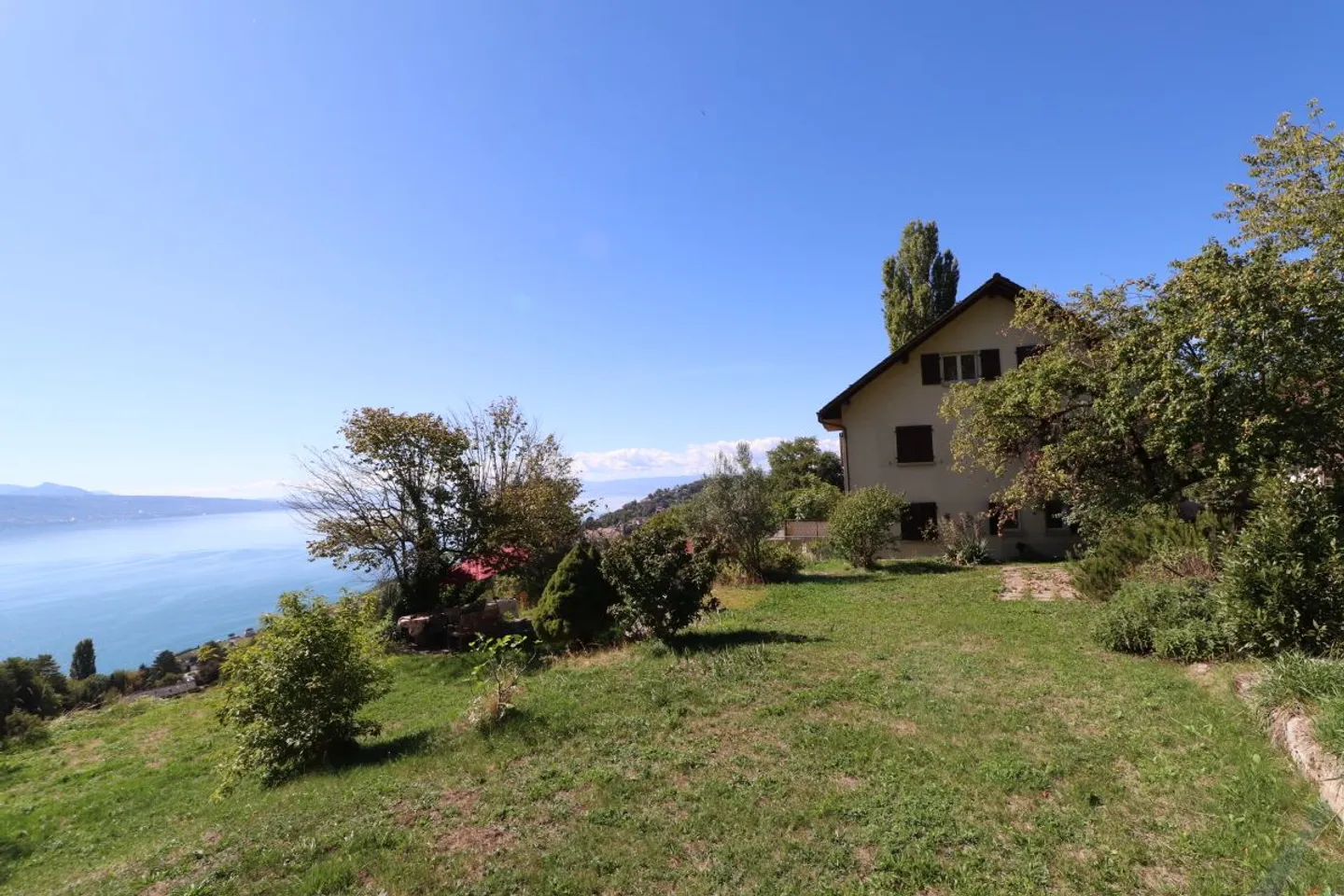 EDIFICIO DI 4 APPARTAMENTI DA RISTRUTTURARE CON VISTA PANORAMICA ECCEZIONALE SUL LAGO DI GINEVRA E LE ALPI - Foto 6 di 13