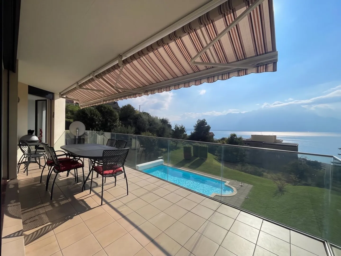GROSSE 5,5-ZIMMER-WOHNUNG MIT VILLA-ANNEHMLICHKEITEN UND EINEM SEHR SCHÖNEN PANORAMABLICK - Foto 1 von 13