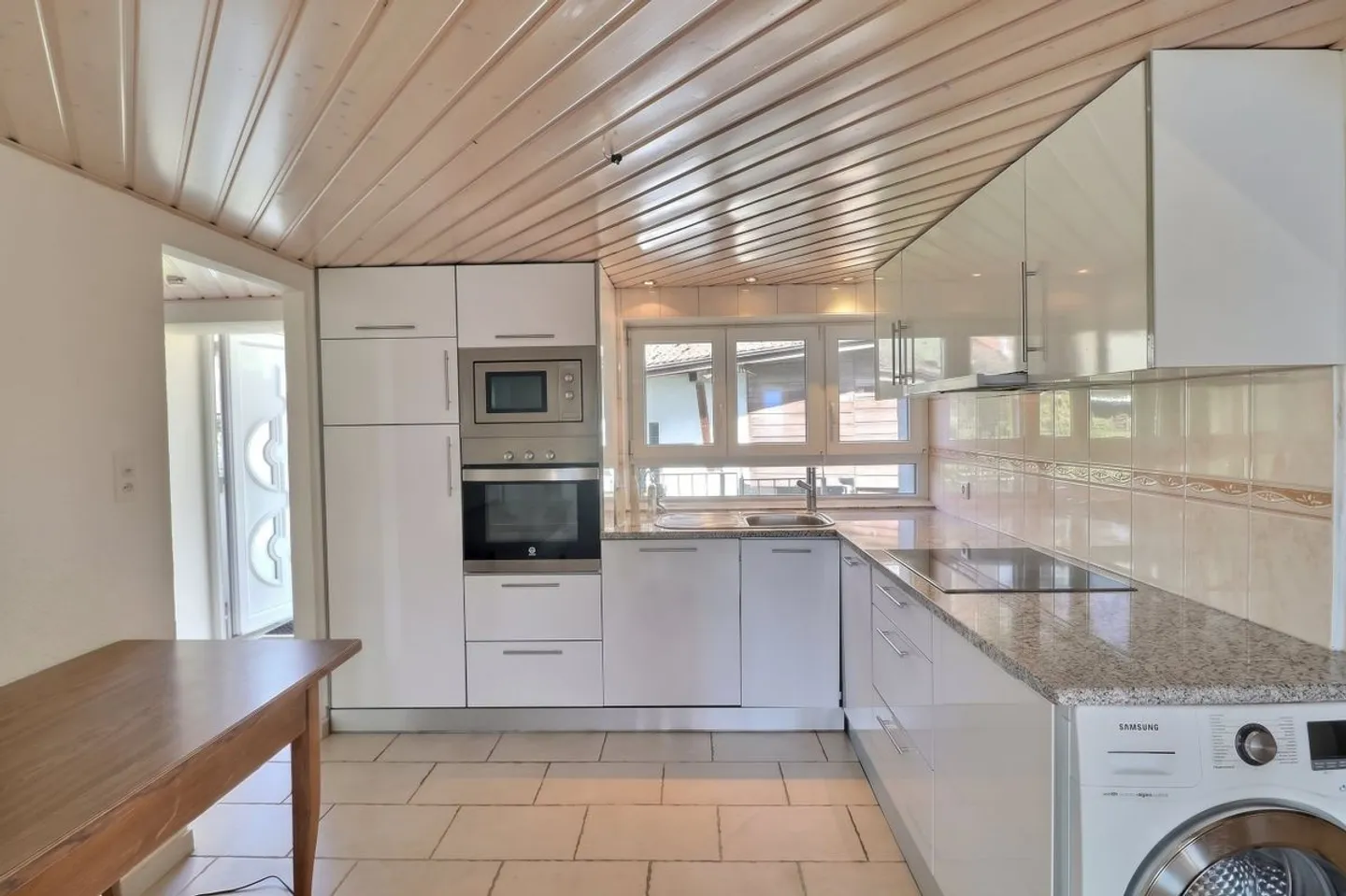 EDIFICIO DI 4 APPARTAMENTI DA RISTRUTTURARE CON VISTA PANORAMICA ECCEZIONALE SUL LAGO DI GINEVRA E LE ALPI - Foto 9 di 13