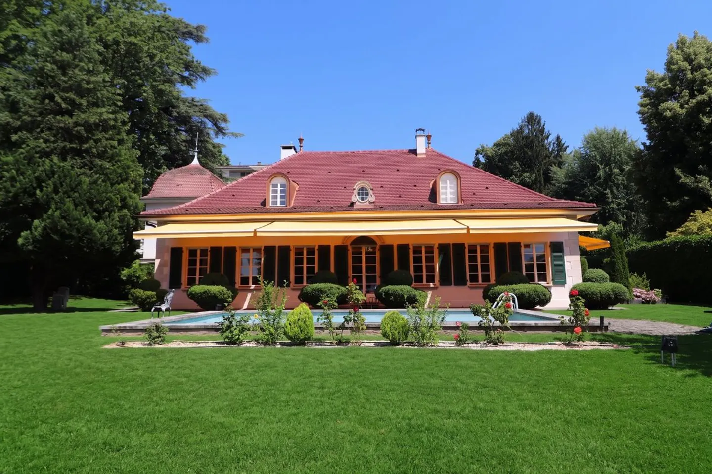 Exceptional Property of 8.5 Rooms South of Lausanne Near the Lake - Photo 2 of 13