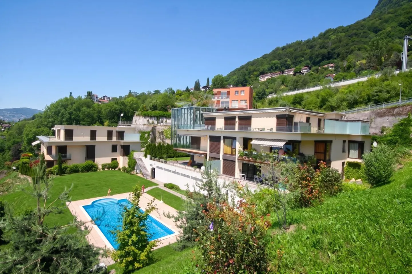 GROSSE 5,5-ZIMMER-WOHNUNG MIT VILLA-ANNEHMLICHKEITEN UND EINEM SEHR SCHÖNEN PANORAMABLICK - Foto 2 von 13
