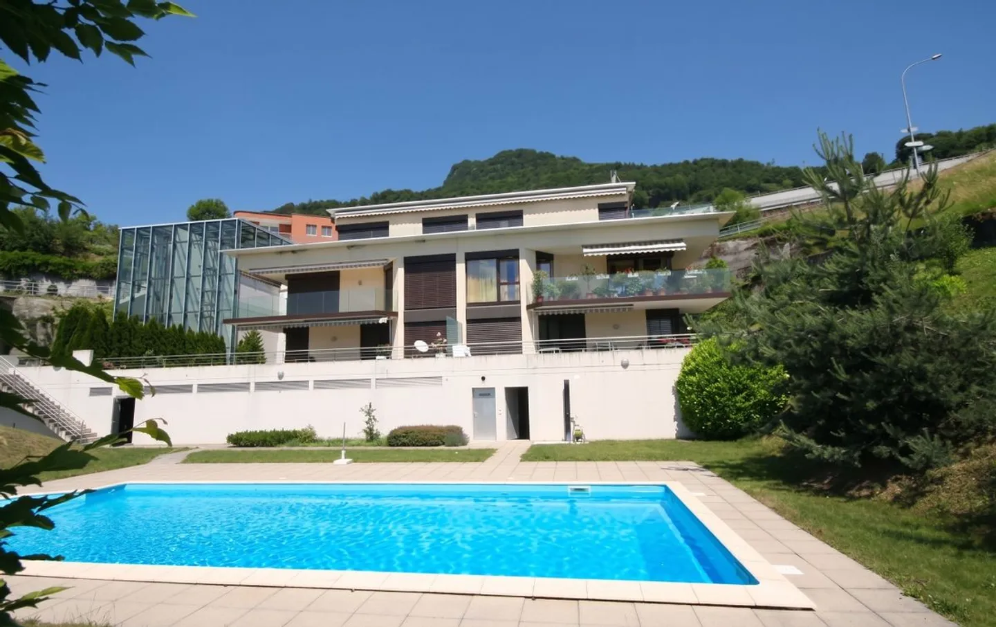 GROSSE 5,5-ZIMMER-WOHNUNG MIT VILLA-ANNEHMLICHKEITEN UND EINEM SEHR SCHÖNEN PANORAMABLICK - Foto 5 von 13