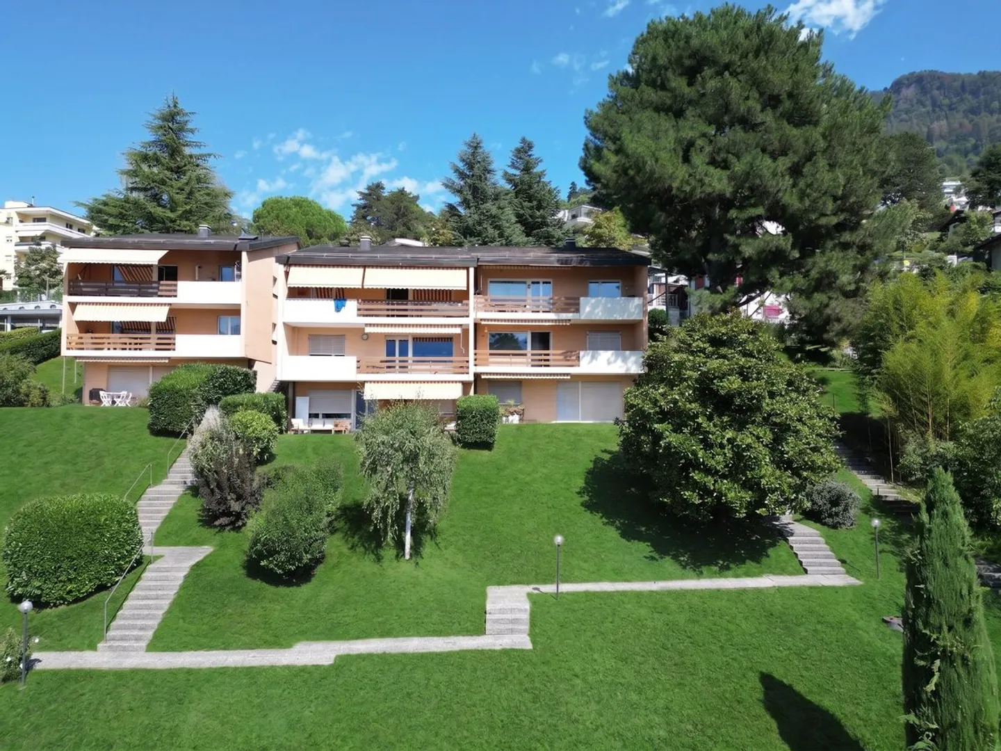 SPACIEUX APPARTEMENT DE 4,5 PIECES ENTIEREMENT RENOVE AVEC TRES BELLE VUE  - Foto 9 di 13