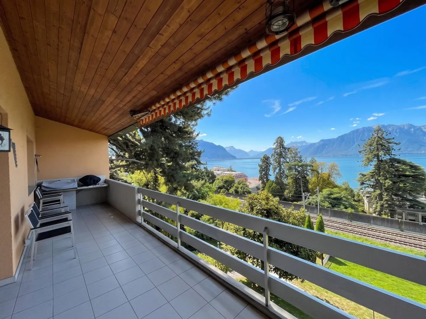 SPACIEUX APPARTEMENT DE 4,5 PIECES ENTIEREMENT RENOVE AVEC TRES BELLE VUE  - Foto 2 di 13