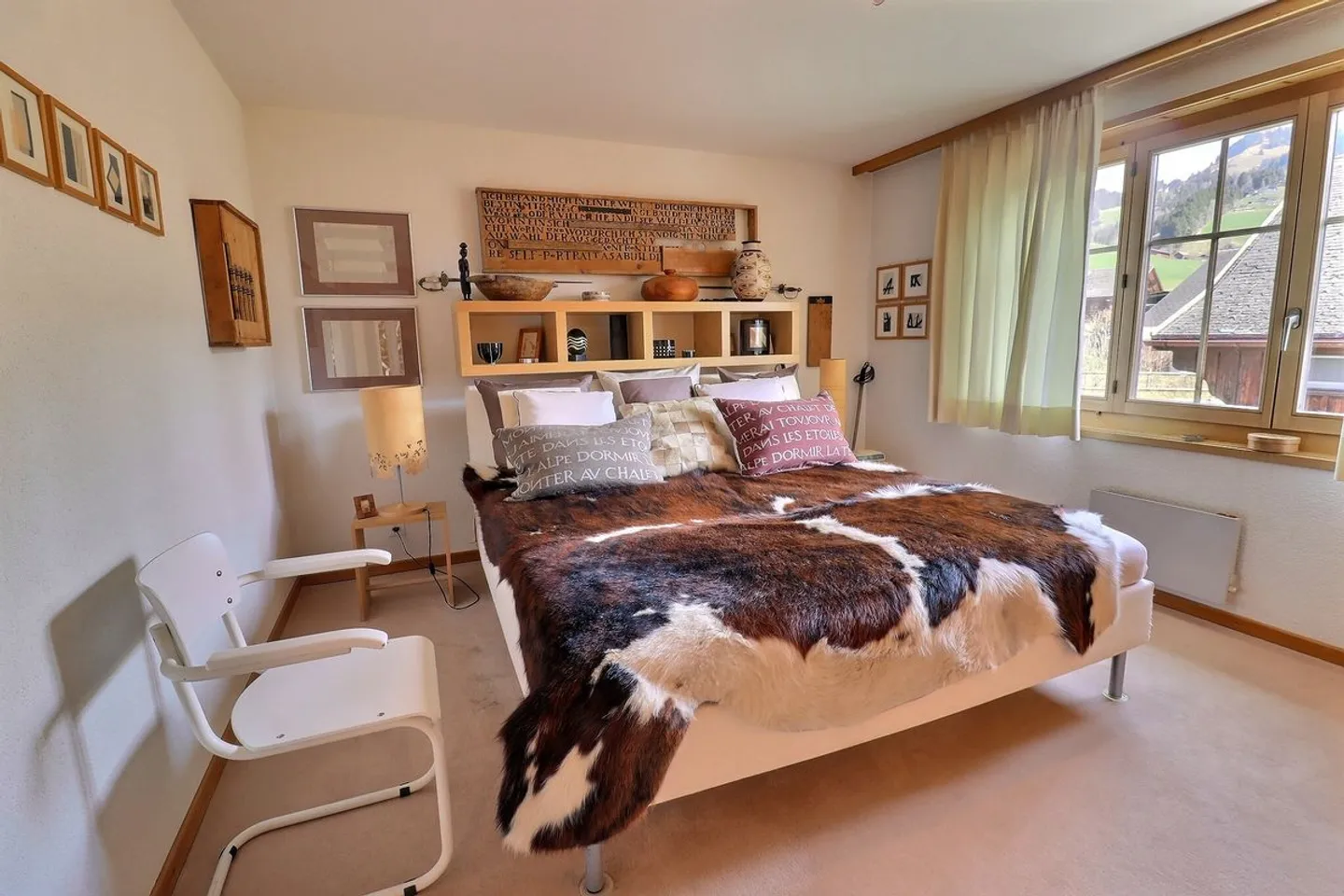 Charming Apartment with Balcony - Photo 3 of 13