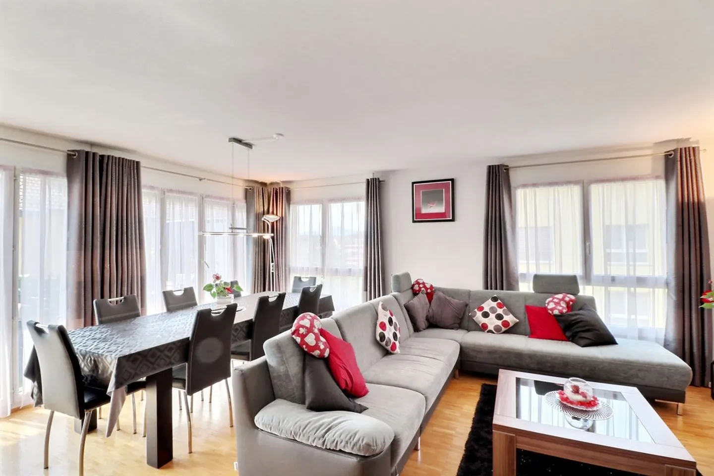 SPACIOUS 5.5-ROOM DUPLEX IN A QUIET NEIGHBORHOOD - Photo 1 of 13