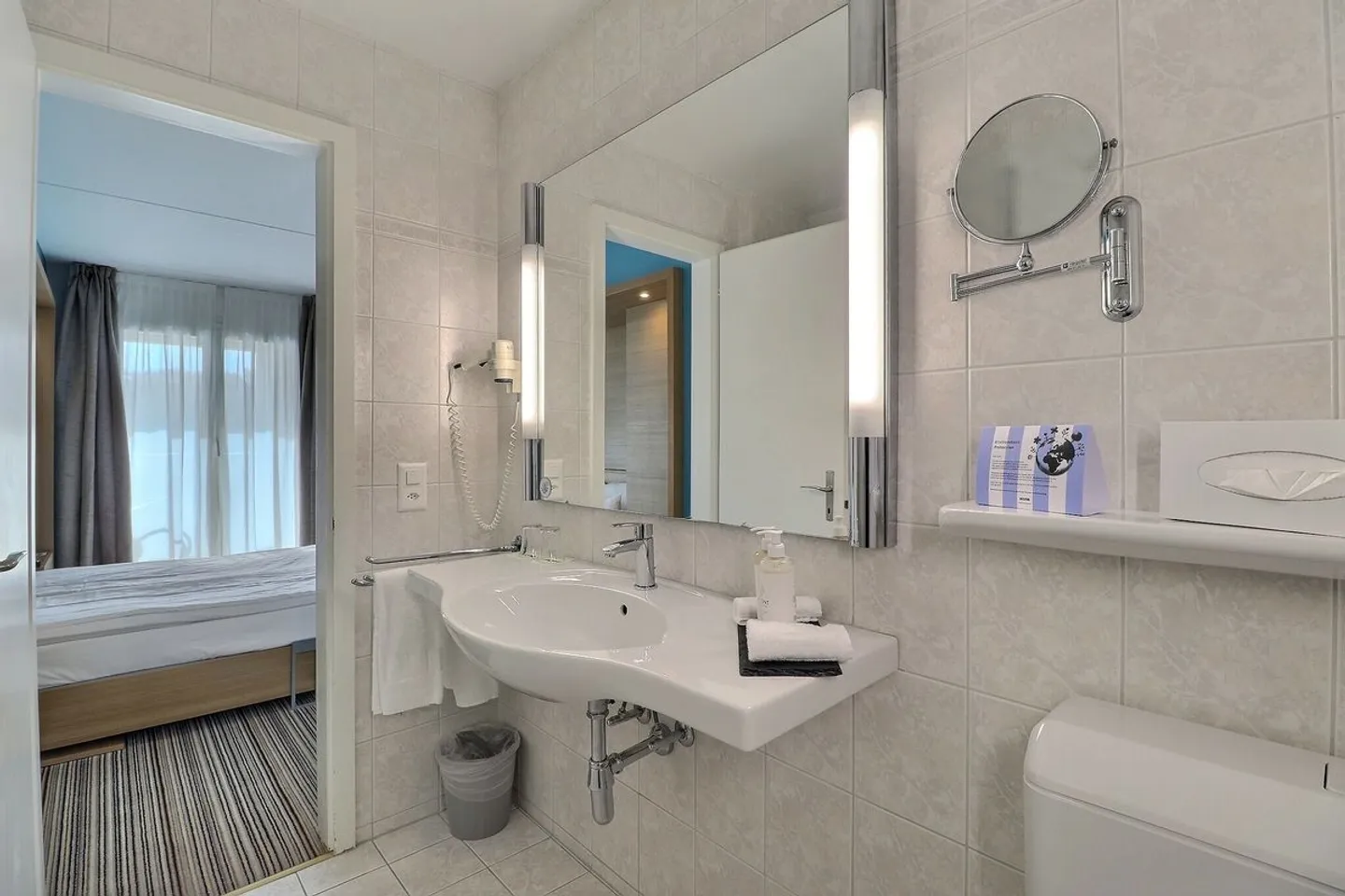 LARGE FURNISHED ROOM IN HOTEL MONA - Photo 8 of 8