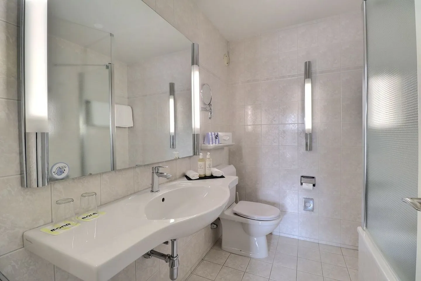 LARGE FURNISHED ROOM IN HOTEL MONA - Photo 7 of 8