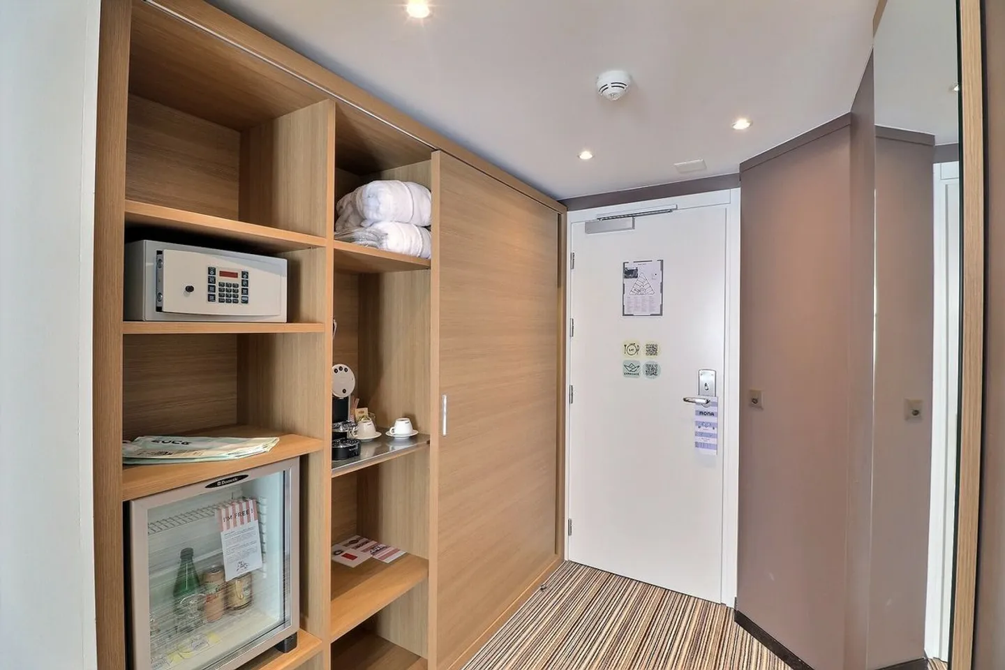 LARGE FURNISHED ROOM IN HOTEL MONA - Photo 6 of 8