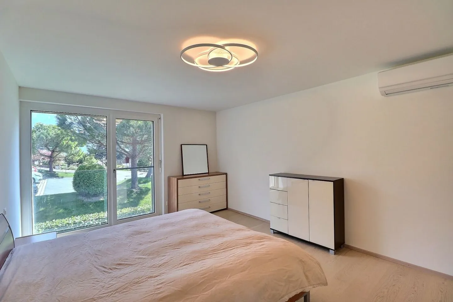 Appartement Éblouissant avec Vue sur le Lac - Photo 12 sur 13