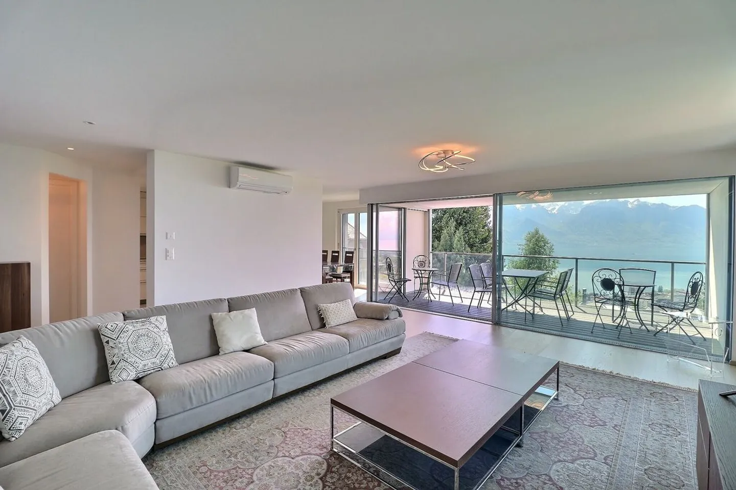 Appartement Éblouissant avec Vue sur le Lac - Photo 1 sur 13