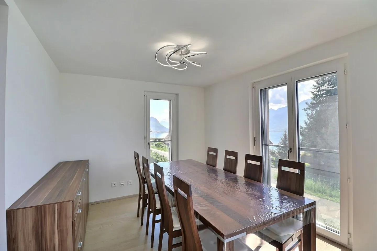 Appartement Éblouissant avec Vue sur le Lac - Photo 8 sur 13