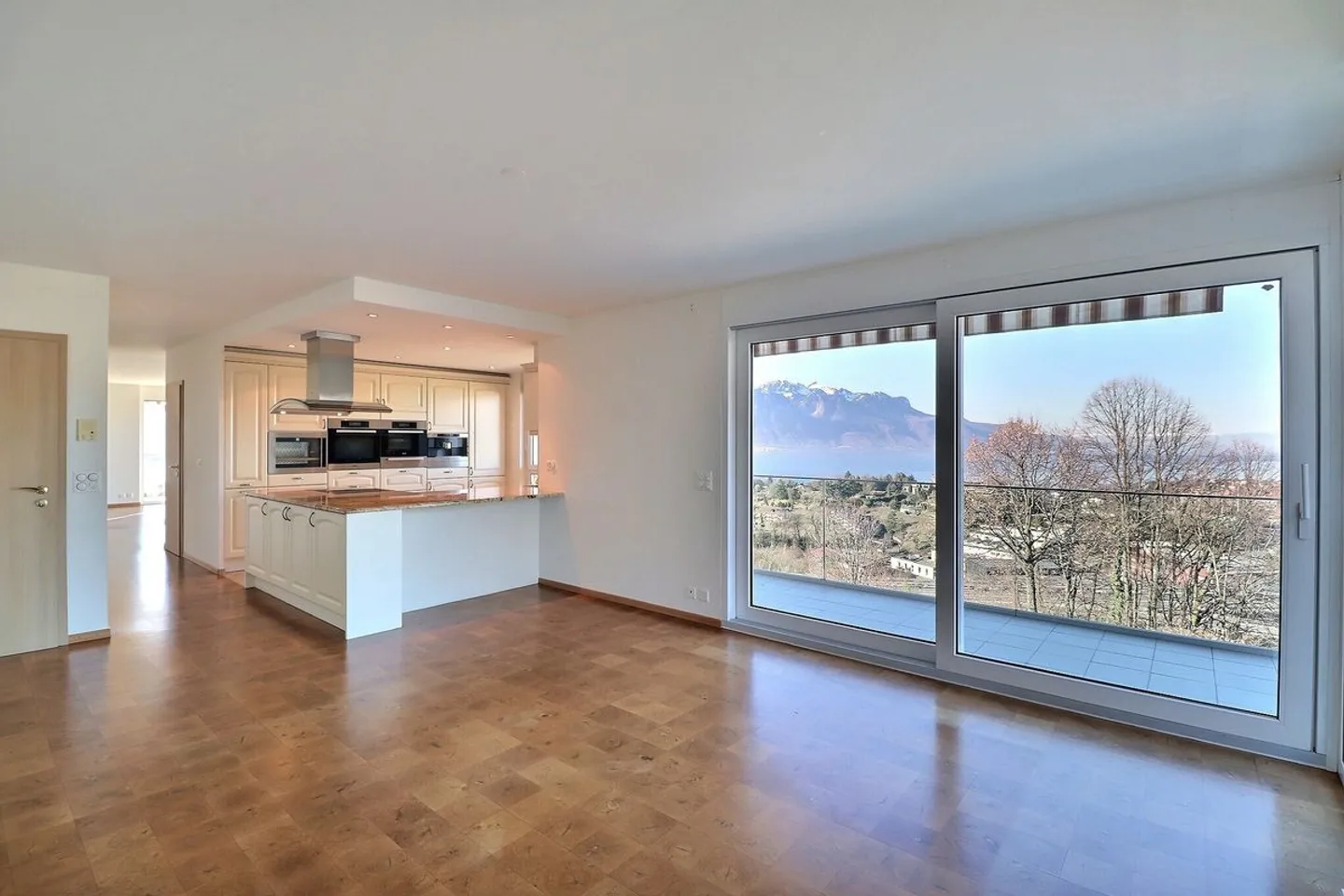 GERÄUMIGE 5,5-ZIMMER-WOHNUNG MIT UNVERBAUBAREM PANORAMABLICK - Foto 9 von 13