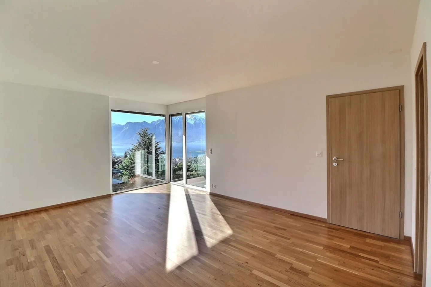 GERÄUMIGE 5,5-ZIMMER-WOHNUNG MIT UNVERBAUBAREM PANORAMABLICK - Foto 8 von 13