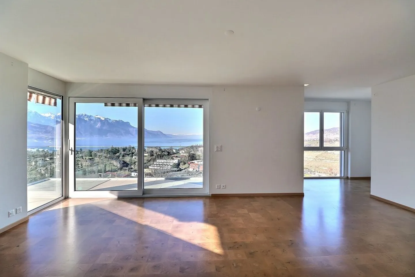 GERÄUMIGE 5,5-ZIMMER-WOHNUNG MIT UNVERBAUBAREM PANORAMABLICK - Foto 6 von 13