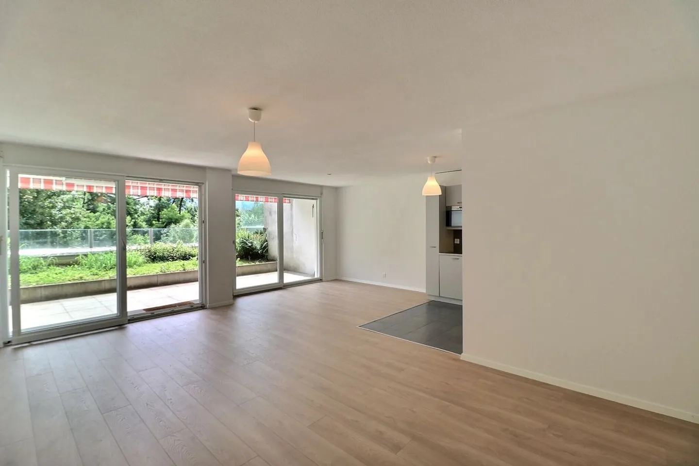 JOLI APPARTEMENT DE 4,5 PIECES RENOVE AVEC UNE TERRASSE ET UN JARDIN - Foto 2 von 13