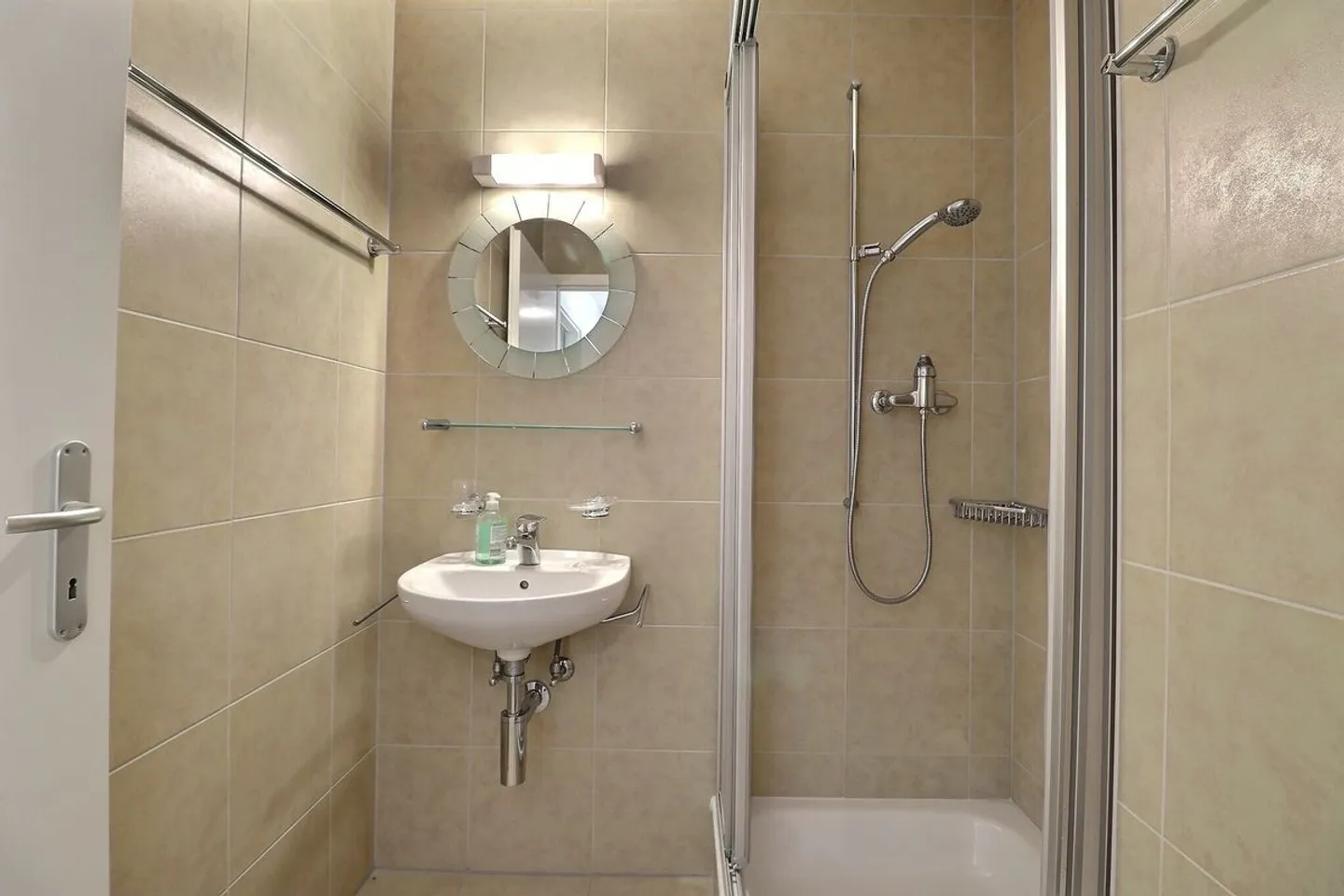 JOLI APPARTEMENT DE 4,5 PIECES RENOVE AVEC UNE TERRASSE ET UN JARDIN - Foto 12 von 13