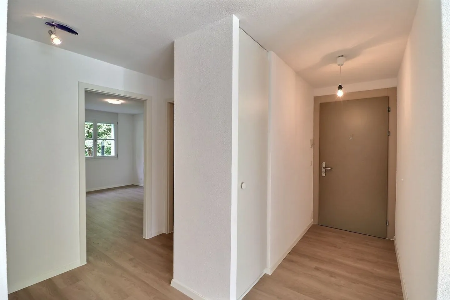 JOLI APPARTEMENT DE 4,5 PIECES RENOVE AVEC UNE TERRASSE ET UN JARDIN - Foto 9 von 13