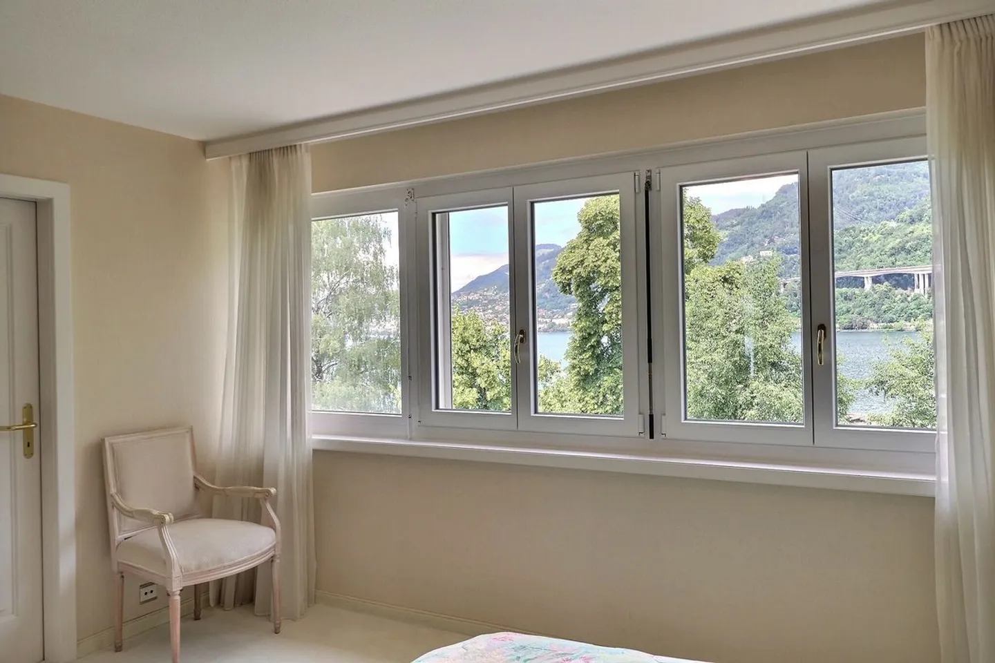 JOLI APPARTEMENT DE 4,5 PIECES AU BORD DU LAC AVEC TRES BELLE VUE PANORAMIQUE - Photo 5 of 12