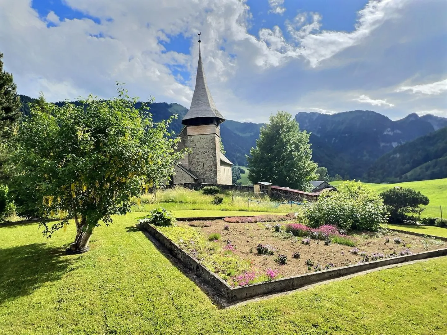 Beautiful chalet for sale in Rossinière - Photo 3 of 13