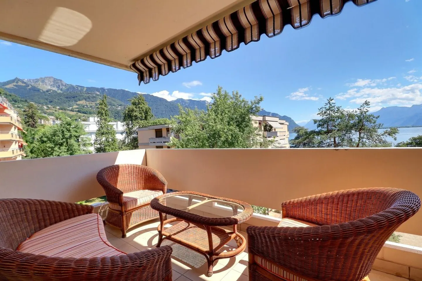 APPARTEMENT DE 1,5 PIECES AVEC TRES BONNE SITUATION ET BELLE VUE SUR LE LAC ET LES MONTAGNES - Photo 3 sur 11