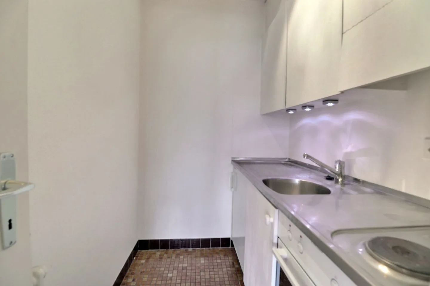 APPARTEMENT DE 1,5 PIECES AVEC TRES BONNE SITUATION ET BELLE VUE SUR LE LAC ET LES MONTAGNES - Photo 10 sur 11