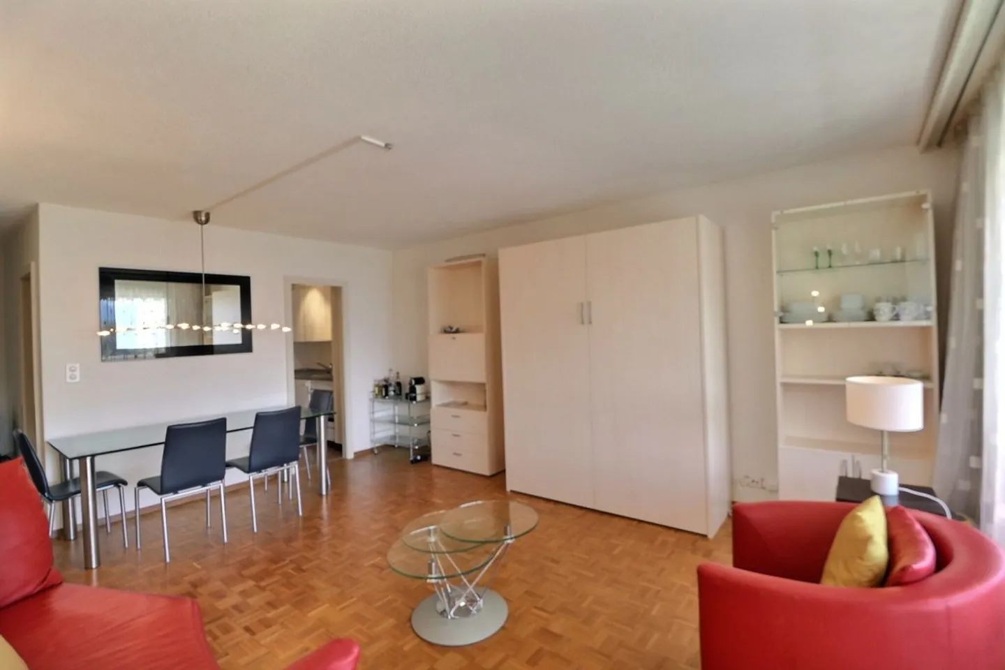 APPARTEMENT DE 1,5 PIECES AVEC TRES BONNE SITUATION ET BELLE VUE SUR LE LAC ET LES MONTAGNES - Photo 9 sur 11