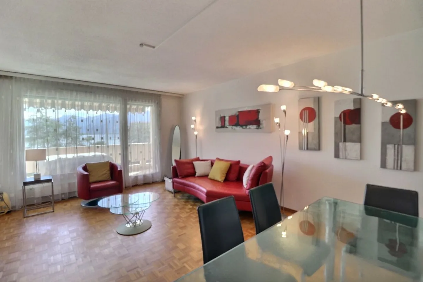 APPARTEMENT DE 1,5 PIECES AVEC TRES BONNE SITUATION ET BELLE VUE SUR LE LAC ET LES MONTAGNES - Photo 6 sur 11