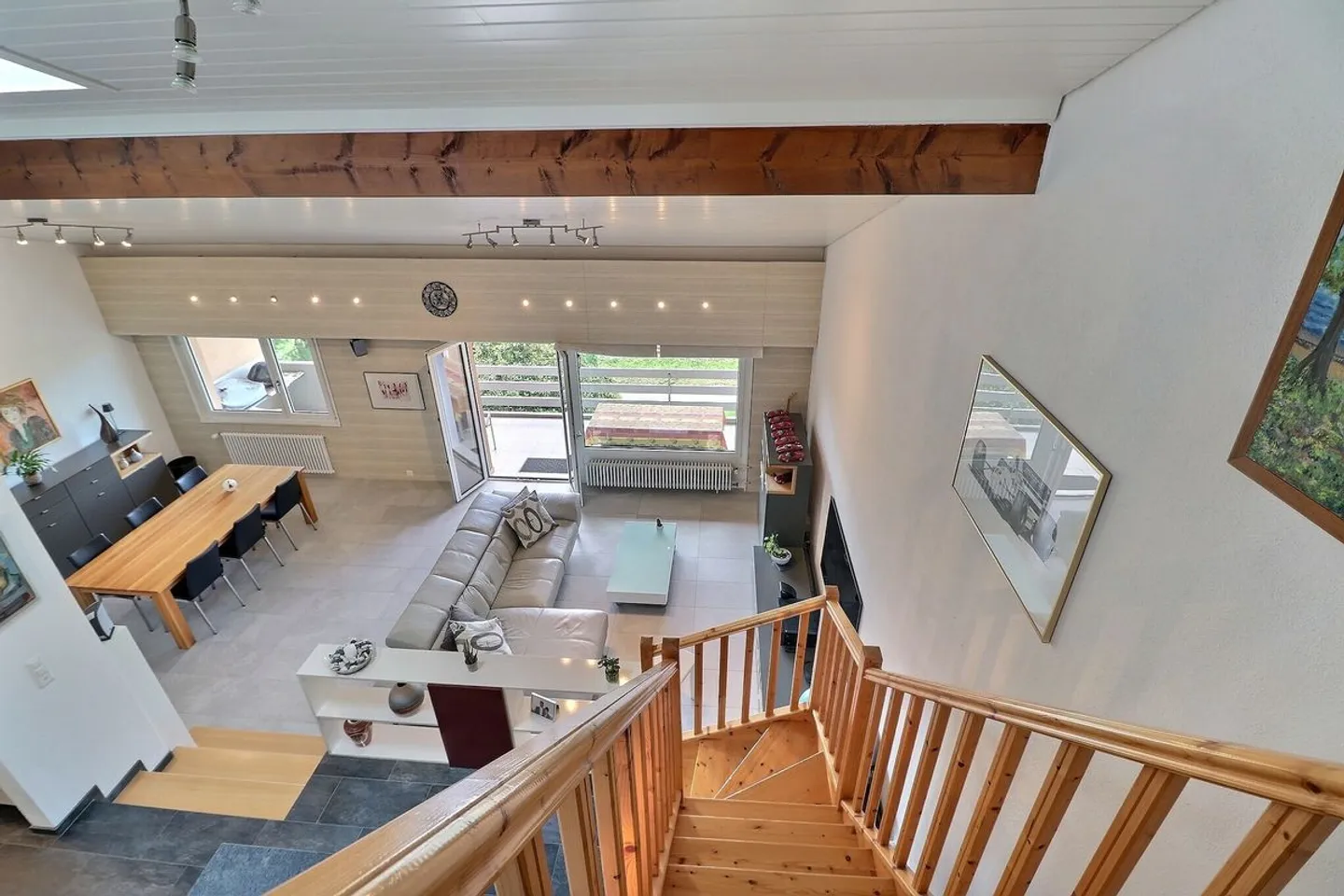 SPACIEUX APPARTEMENT DE 4,5 PIECES ENTIEREMENT RENOVE AVEC TRES BELLE VUE  - Foto 8 di 13