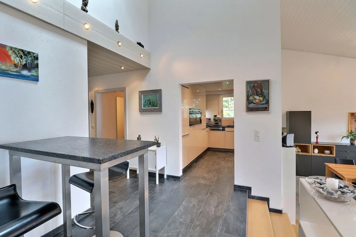 SPACIEUX APPARTEMENT DE 4,5 PIECES ENTIEREMENT RENOVE AVEC TRES BELLE VUE  - Foto 3 di 13
