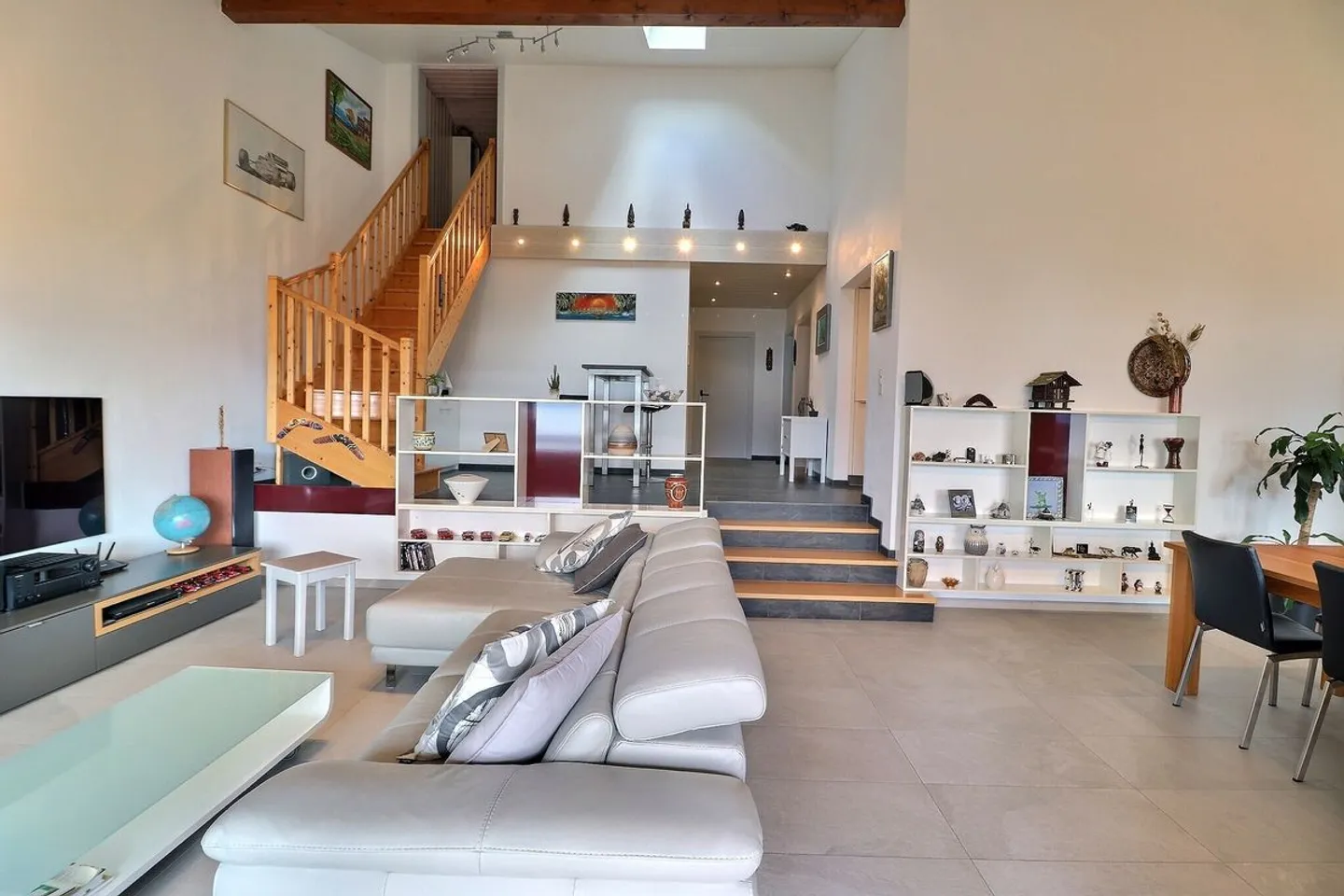 SPACIEUX APPARTEMENT DE 4,5 PIECES ENTIEREMENT RENOVE AVEC TRES BELLE VUE  - Foto 4 di 13