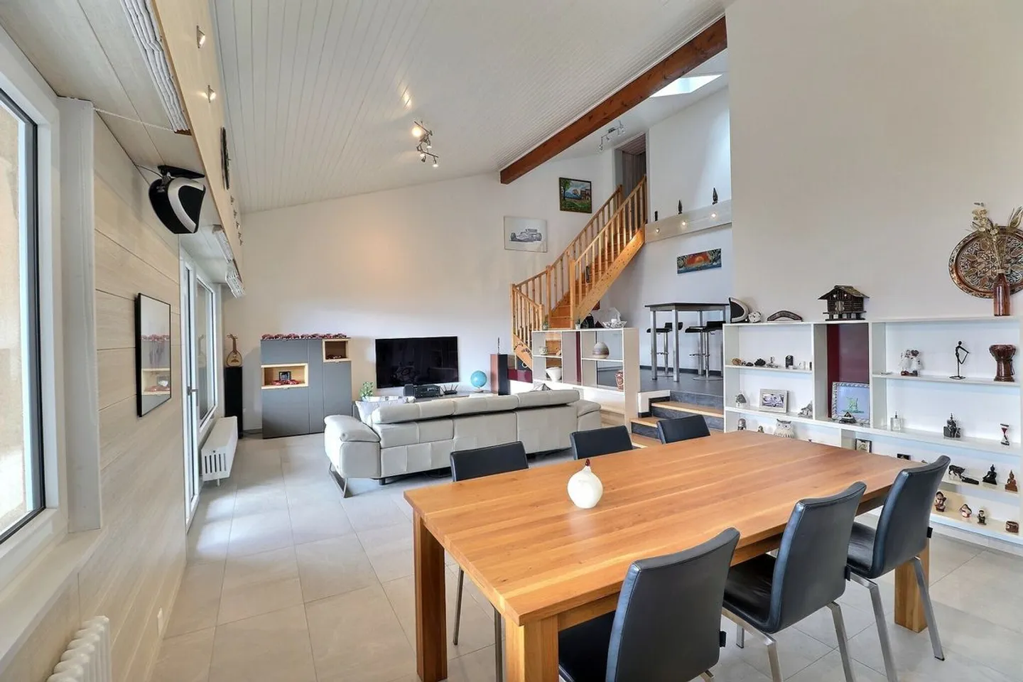 SPACIEUX APPARTEMENT DE 4,5 PIECES ENTIEREMENT RENOVE AVEC TRES BELLE VUE  - Foto 1 di 13