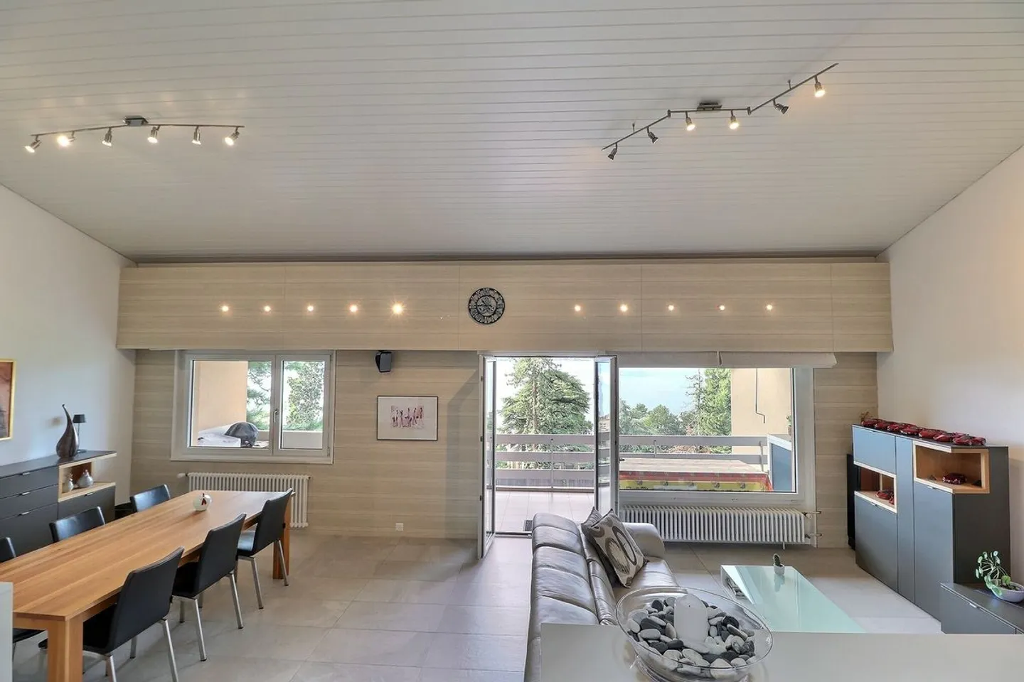 SPACIEUX APPARTEMENT DE 4,5 PIECES ENTIEREMENT RENOVE AVEC TRES BELLE VUE  - Foto 7 di 13