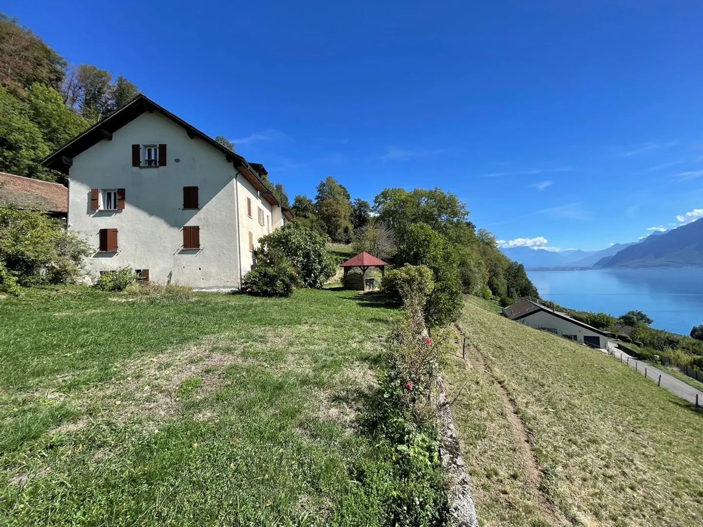 EDIFICIO DI 4 APPARTAMENTI DA RISTRUTTURARE CON VISTA PANORAMICA ECCEZIONALE SUL LAGO DI GINEVRA E LE ALPI - Foto 1 di 13