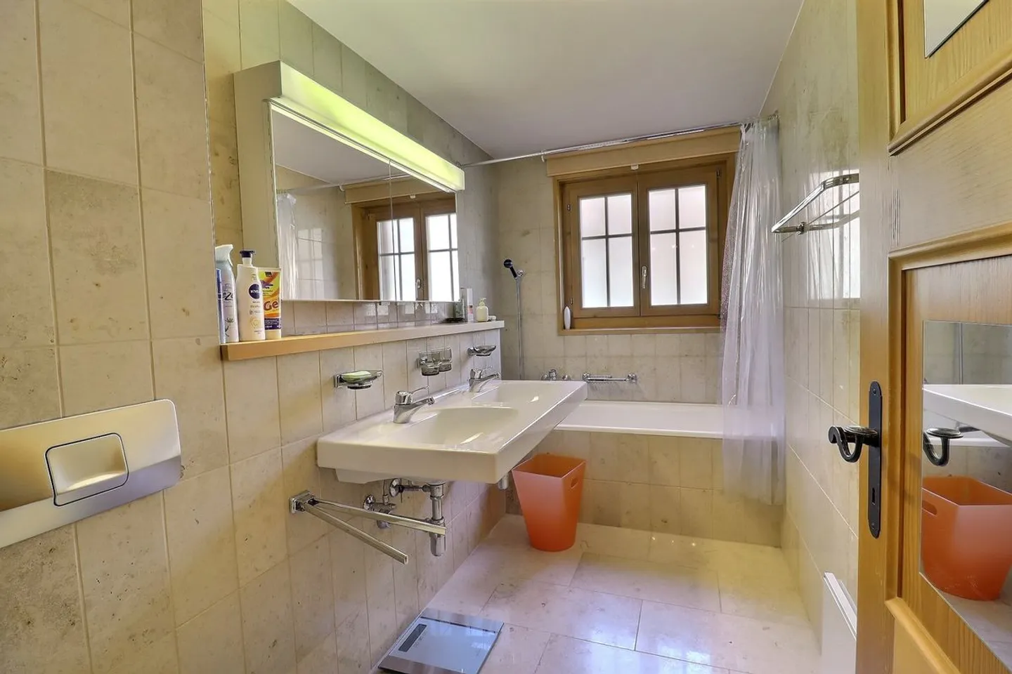 Charming Apartment with Balcony - Photo 10 of 13