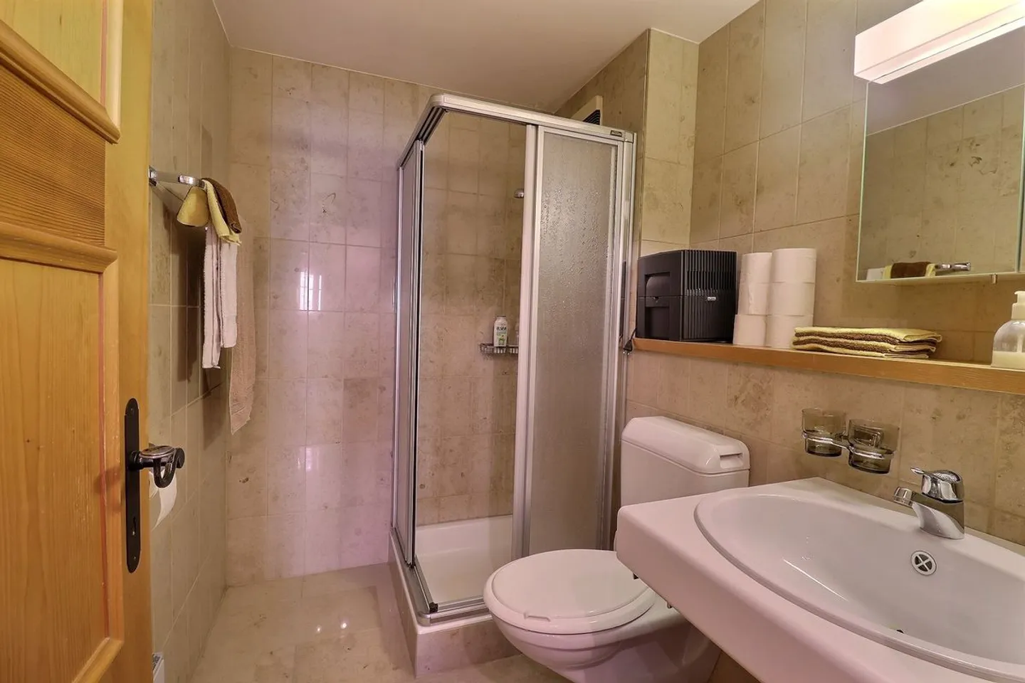 Charming Apartment with Balcony - Photo 11 of 13