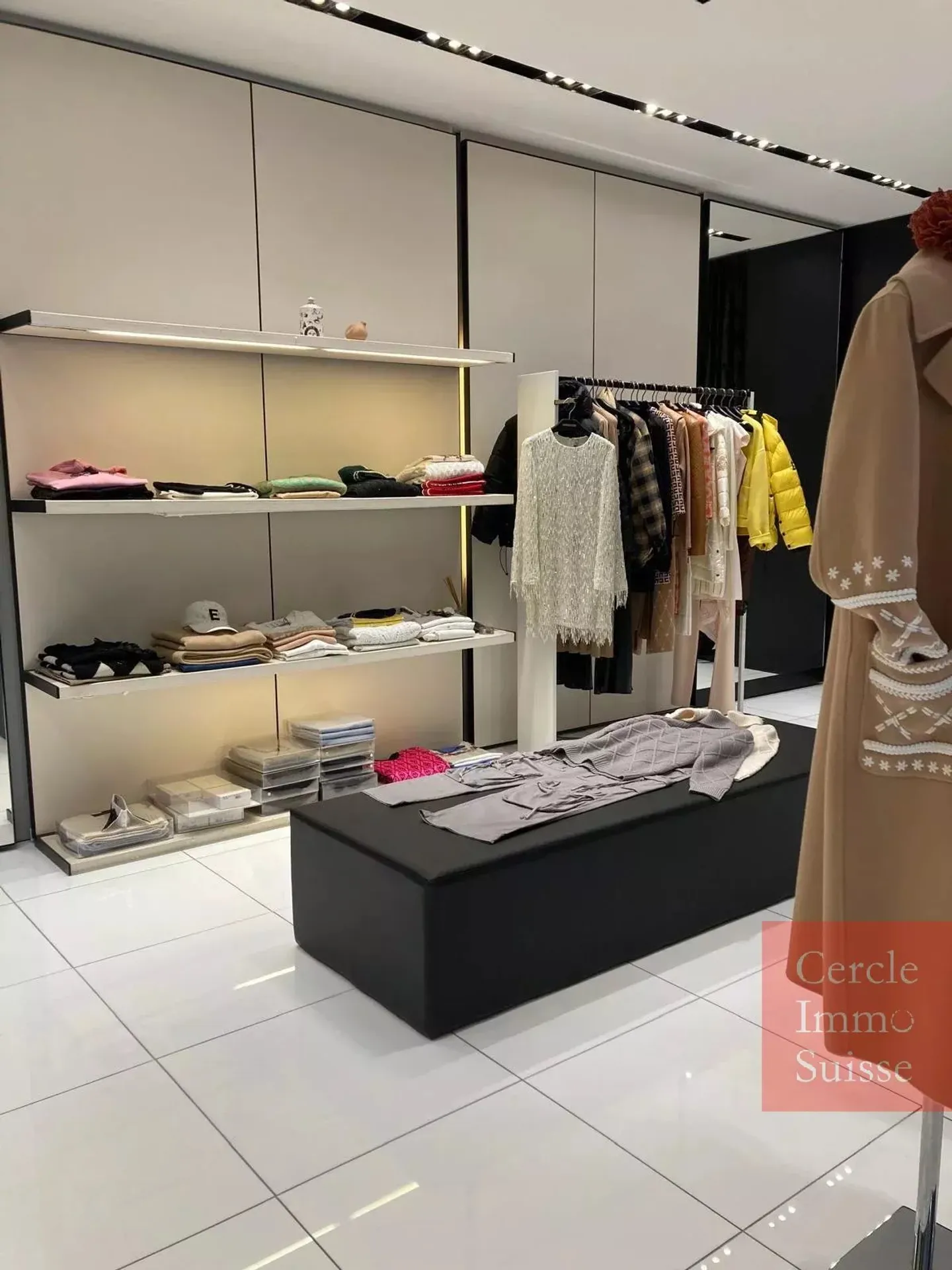 IN VENDITA – Boutique di prêt-à-porter di alta gamma a Ginevra - Foto 5 di 7