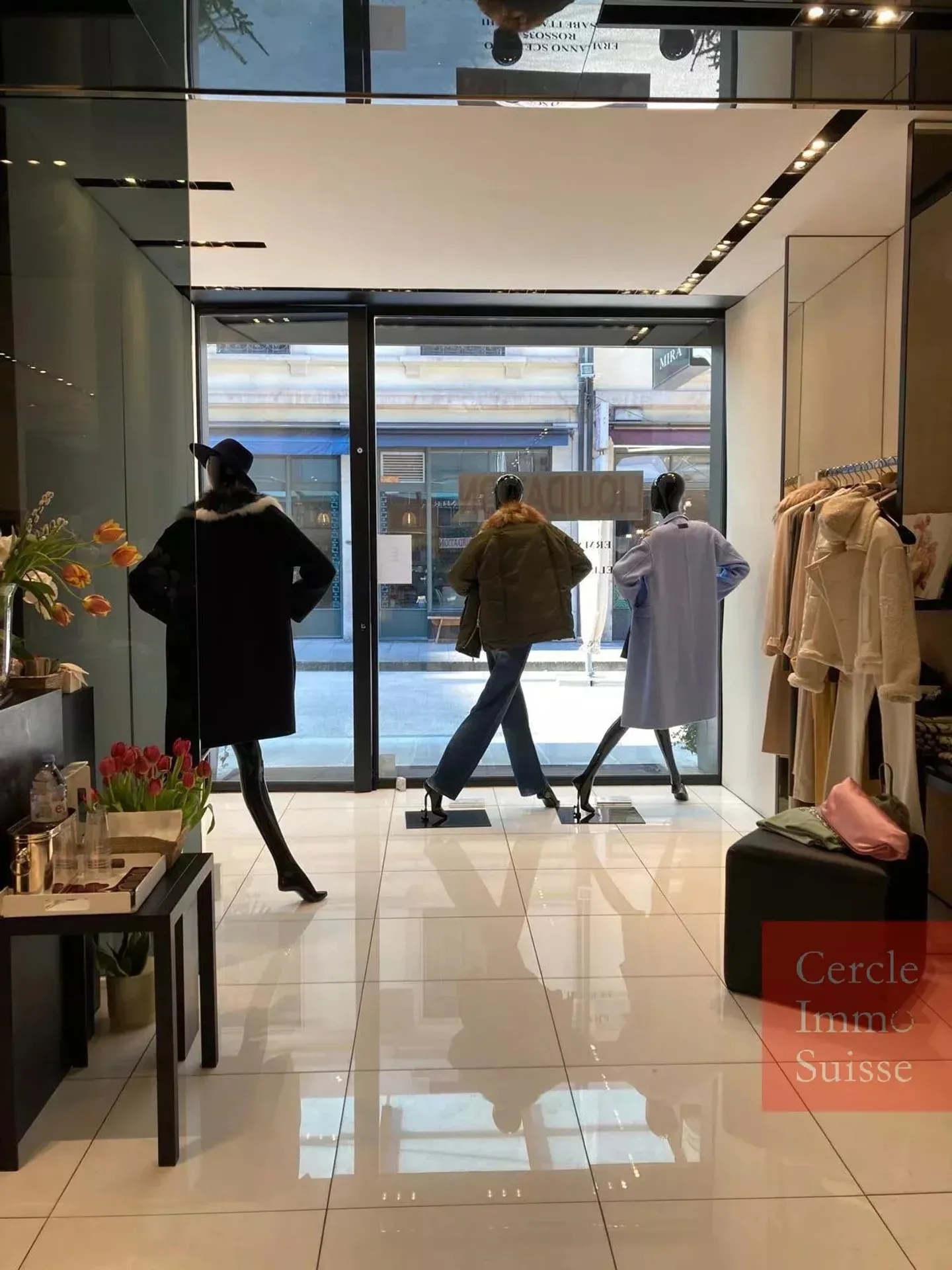 IN VENDITA – Boutique di prêt-à-porter di alta gamma a Ginevra - Foto 1 di 7